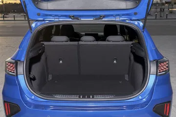 Vista del amplio maletero del Kia Ceed, perfecto para equipaje.