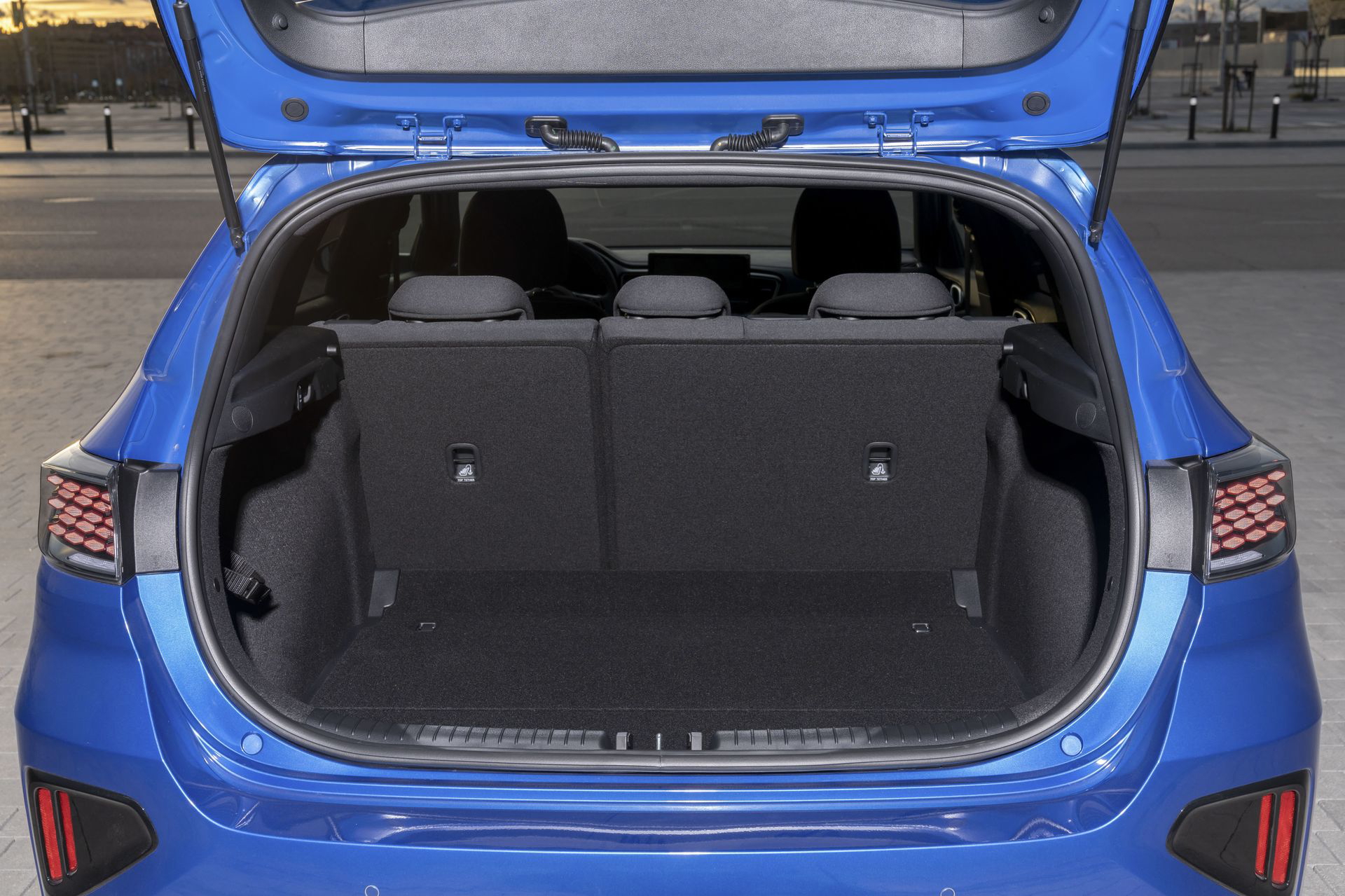 Vista del amplio maletero del Kia Ceed, perfecto para equipaje.