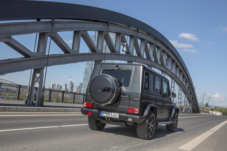 Vista frontal del habit&aacute;culo del Mercedes Clase G, destacando su elegancia y acabados.