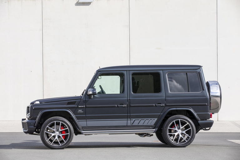 Vista lateral completa del Mercedes Clase G, mostrando su ic&oacute;nico dise&ntilde;o.