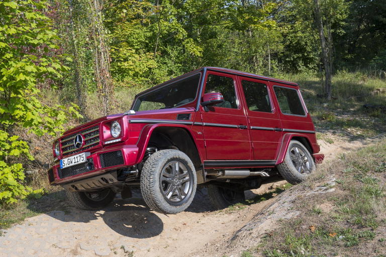Vista lateral del Mercedes Clase G mostrando l&iacute;neas robustas.