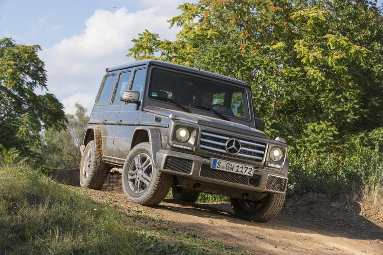 Vista din&aacute;mica del Mercedes Clase G dominando terreno off-road.