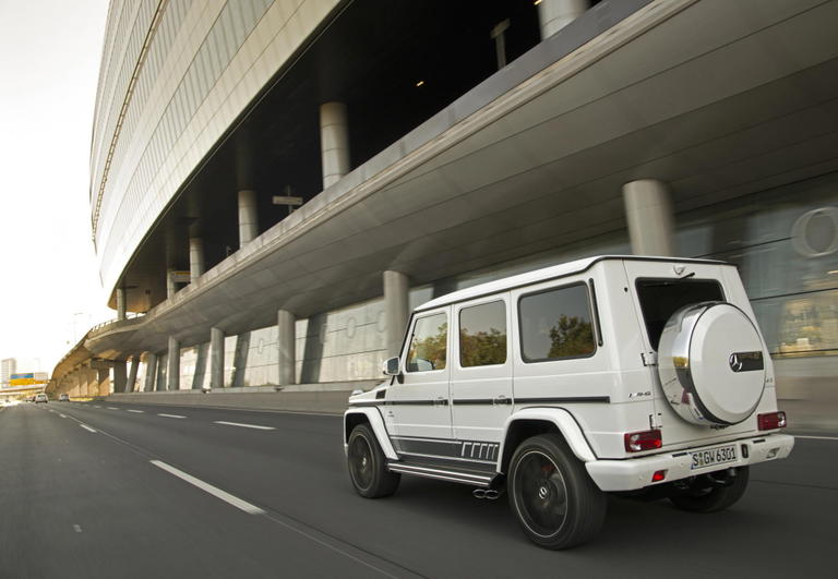 Mercedes Clase G desplegando su ic&oacute;nico dise&ntilde;o en un entorno urbano.