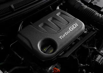 Vista del motor Turbo GDI del Hyundai i20, destacando su potencia y eficiencia.
