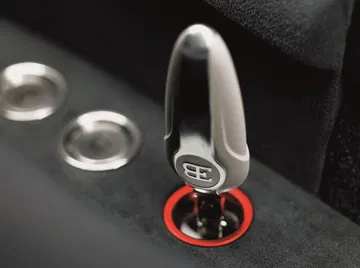 Vista cercana de la palanca de cambios del Bugatti Veyron con detalles exclusivos.