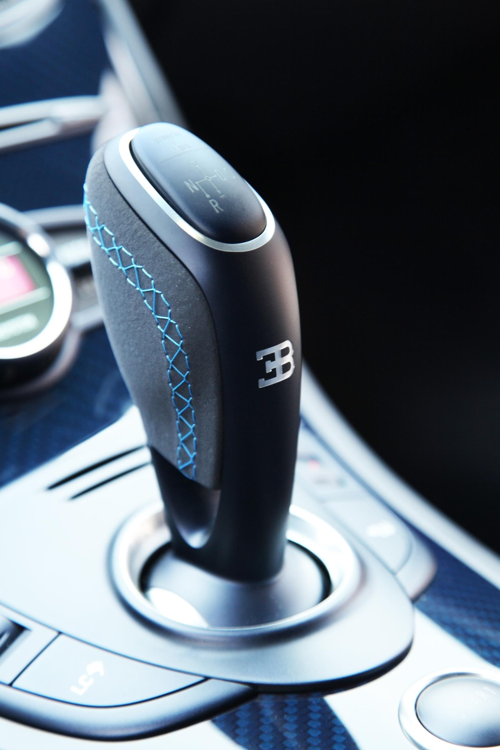 Palanca de cambios del Bugatti Veyron con detalle del logo.