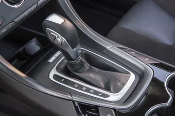 Vista cercana de la palanca de cambios del Ford Mondeo, acabados modernos.
