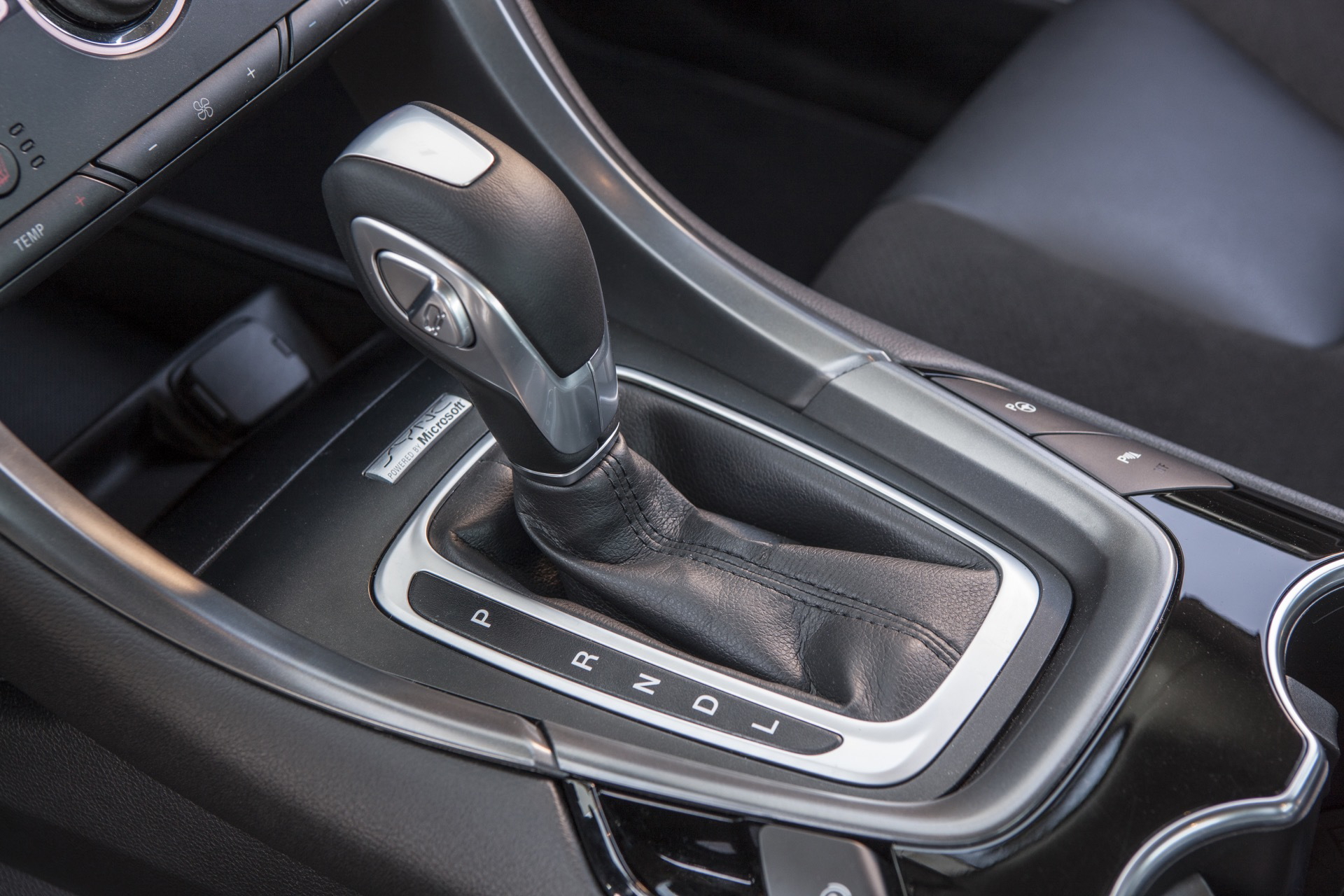 Vista cercana de la palanca de cambios del Ford Mondeo, acabados modernos.