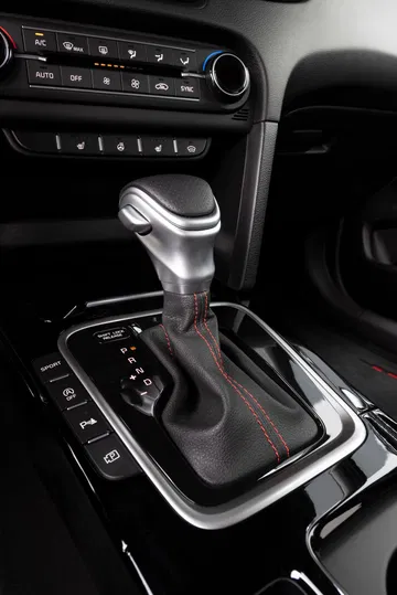 Imagen de la palanca de cambios del Kia Ceed, con acabados en cuero y costuras rojas
