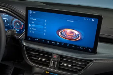 Pantalla táctil multifunción del Ford Focus con menú principal visible.