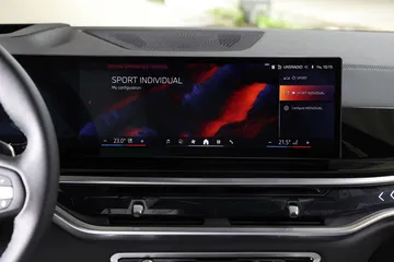 Vista del sistema de infotenimiento y pantalla multimedia del BMW X5.