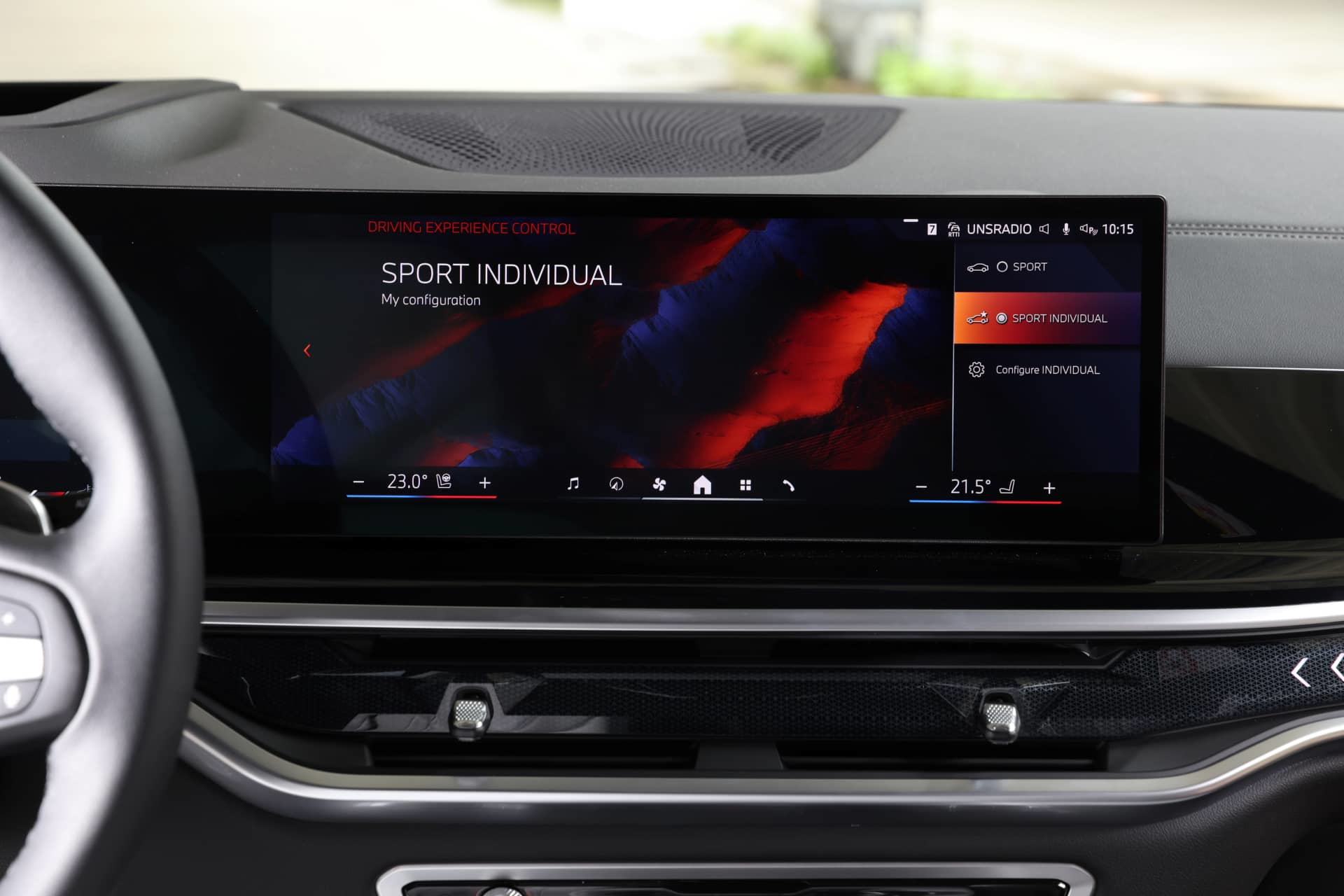 Vista del sistema de infotenimiento y pantalla multimedia del BMW X5.