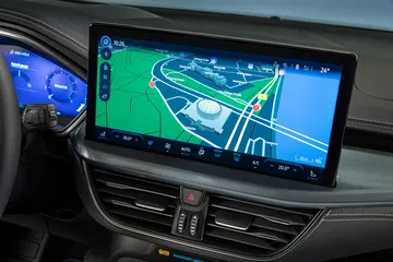 Pantalla táctil central del Ford Focus mostrando el sistema de navegación.