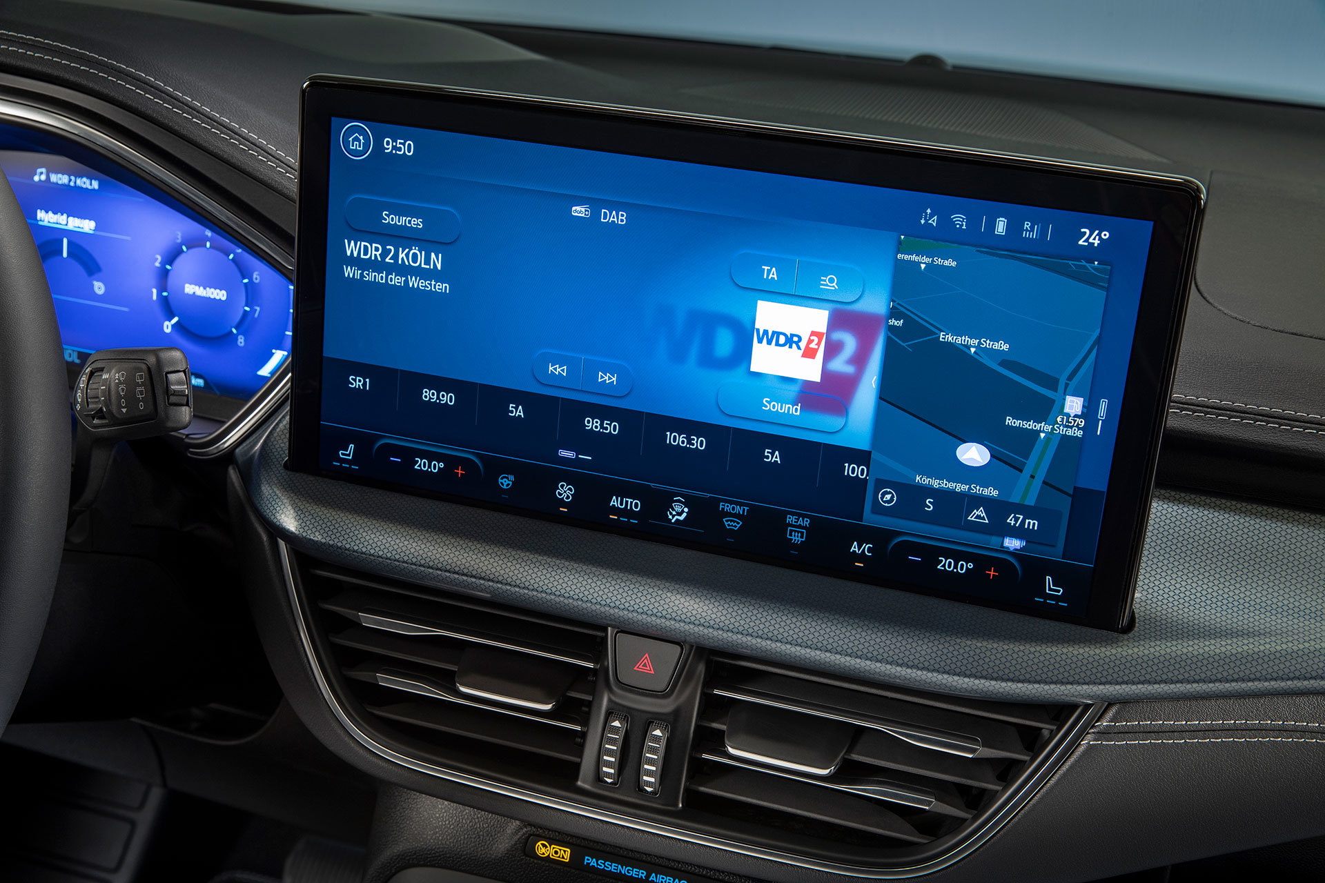 Vista del sistema de infotenimiento y controles centrales del Ford Focus.