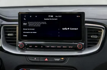 Vista del sistema de infoentretenimiento en el Kia Ceed.