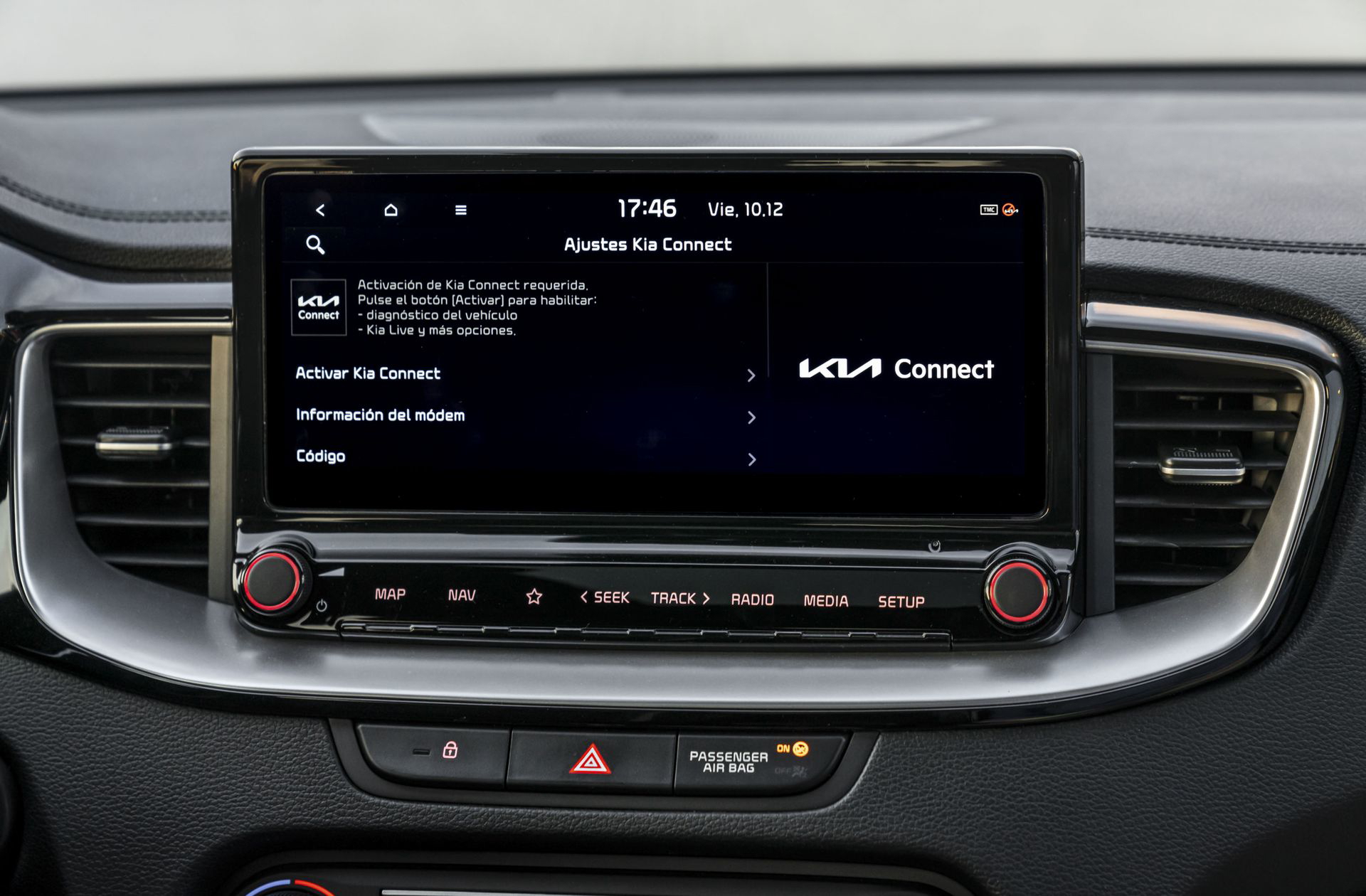Vista del sistema de infoentretenimiento en el Kia Ceed.