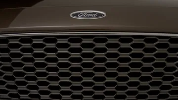 Vista cercana de la parrilla delantera del Ford Mondeo, destacando su diseño icónico.