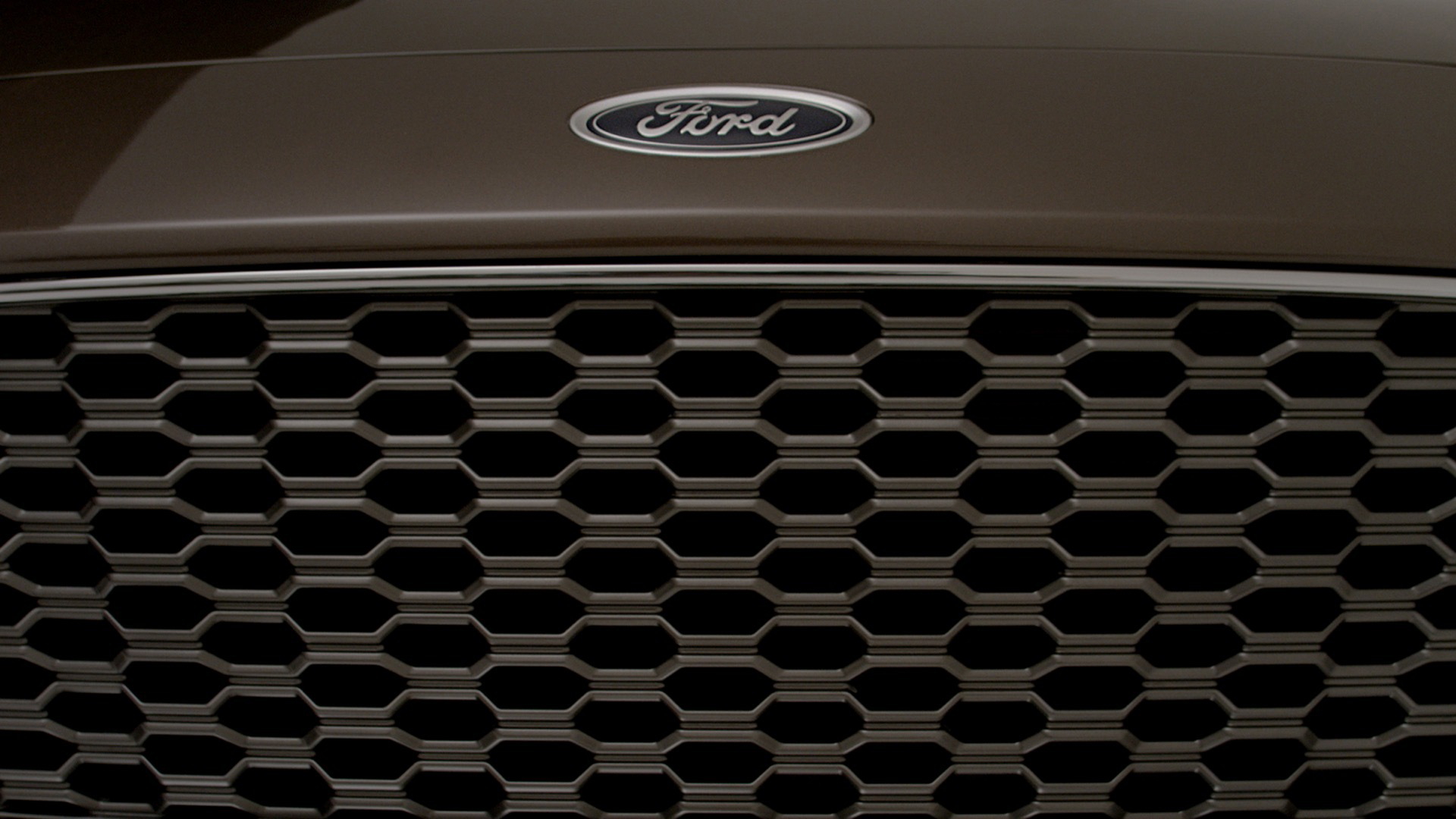 Vista cercana de la parrilla delantera del Ford Mondeo, destacando su diseño icónico.