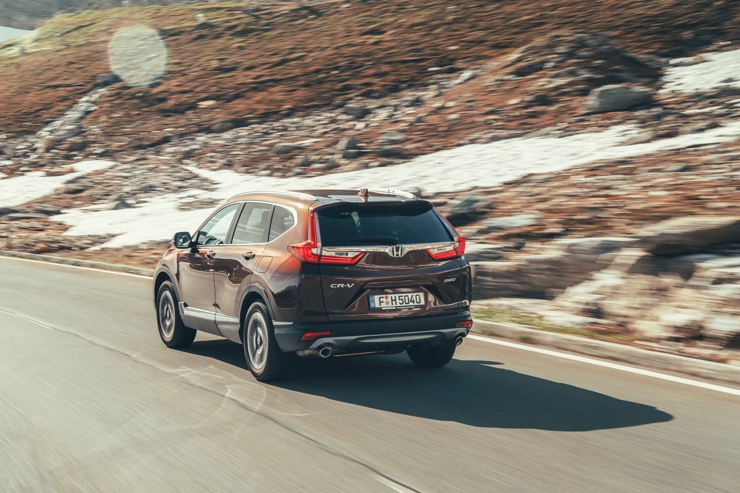 Vista lateral del Honda CR-V en movimiento mostrando su diseño dinámico.