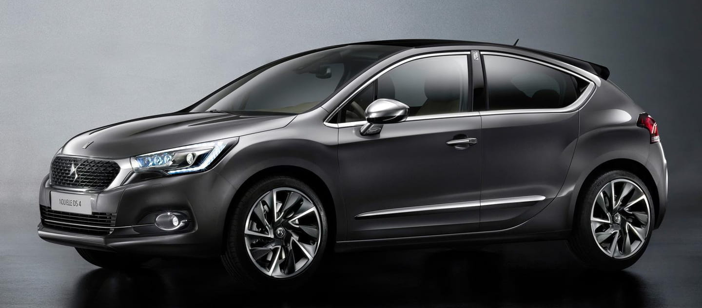 Vista lateral del DS 4 destacando su línea fluida y dinámica.