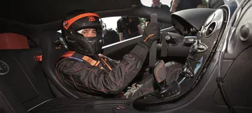 Vista de un piloto en los asientos del Bugatti Veyron, destacando su ergonomía.