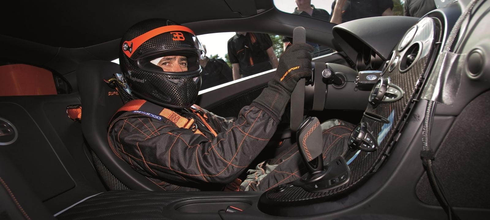 Vista de un piloto en los asientos del Bugatti Veyron, destacando su ergonomía.