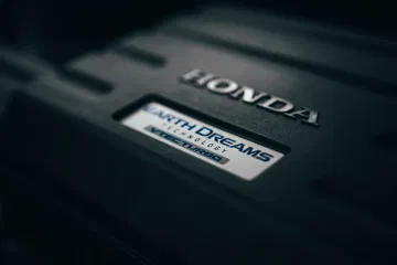 Placa de identificación del Honda CR-V, mostrando la marca y modelo.