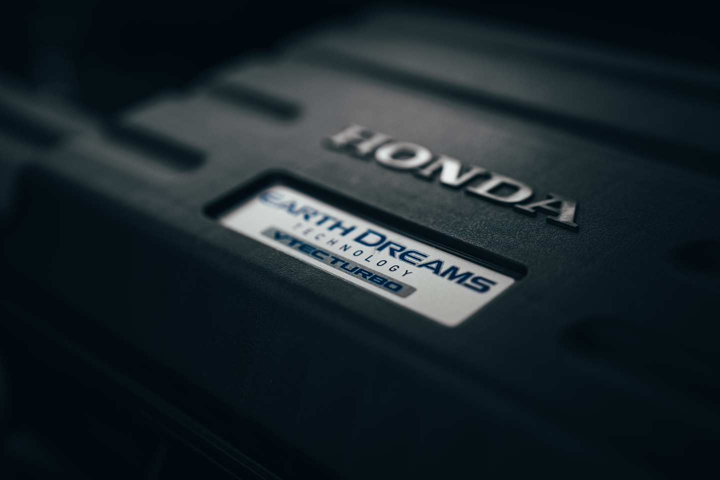 Placa de identificación del Honda CR-V, mostrando la marca y modelo.