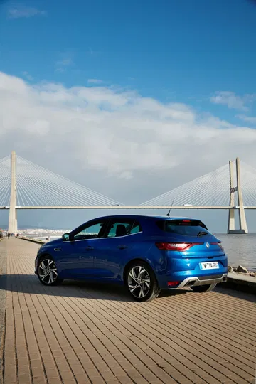 Vista lateral del Renault Mégane, destacando su diseño aerodinámico.