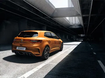 Vista lateral del Renault Mégane, mostrando su diseño dinámico y líneas modernas.