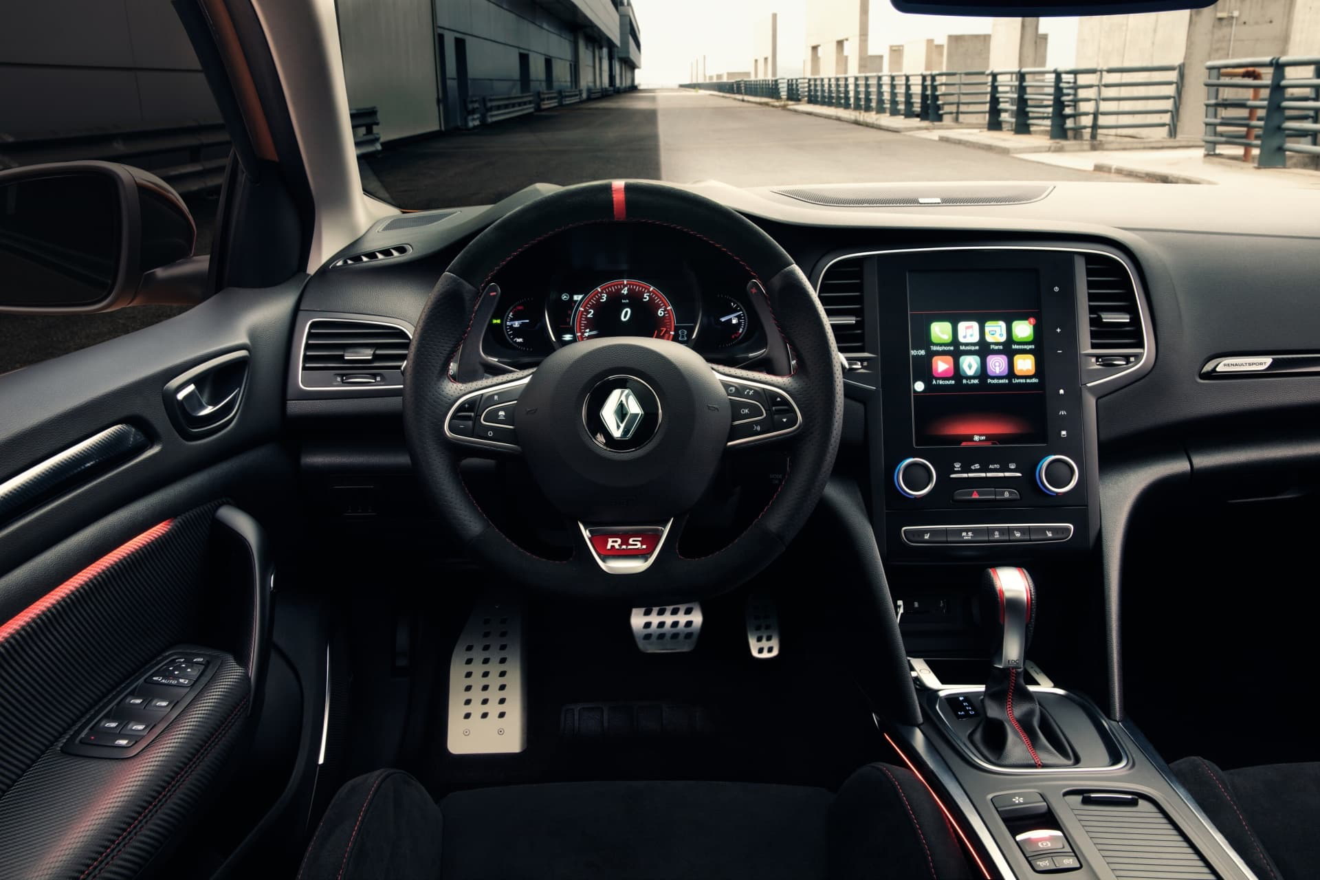 Vista del volante y consola central del Renault Mégane con detalles de acabado y tecnología.