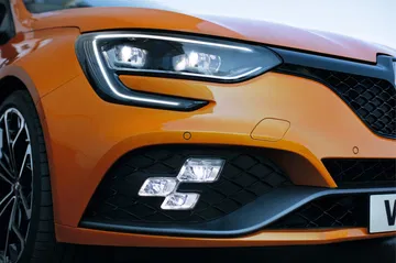 Vista cercana del frontal del Renault Mégane destacando su diseño de faros