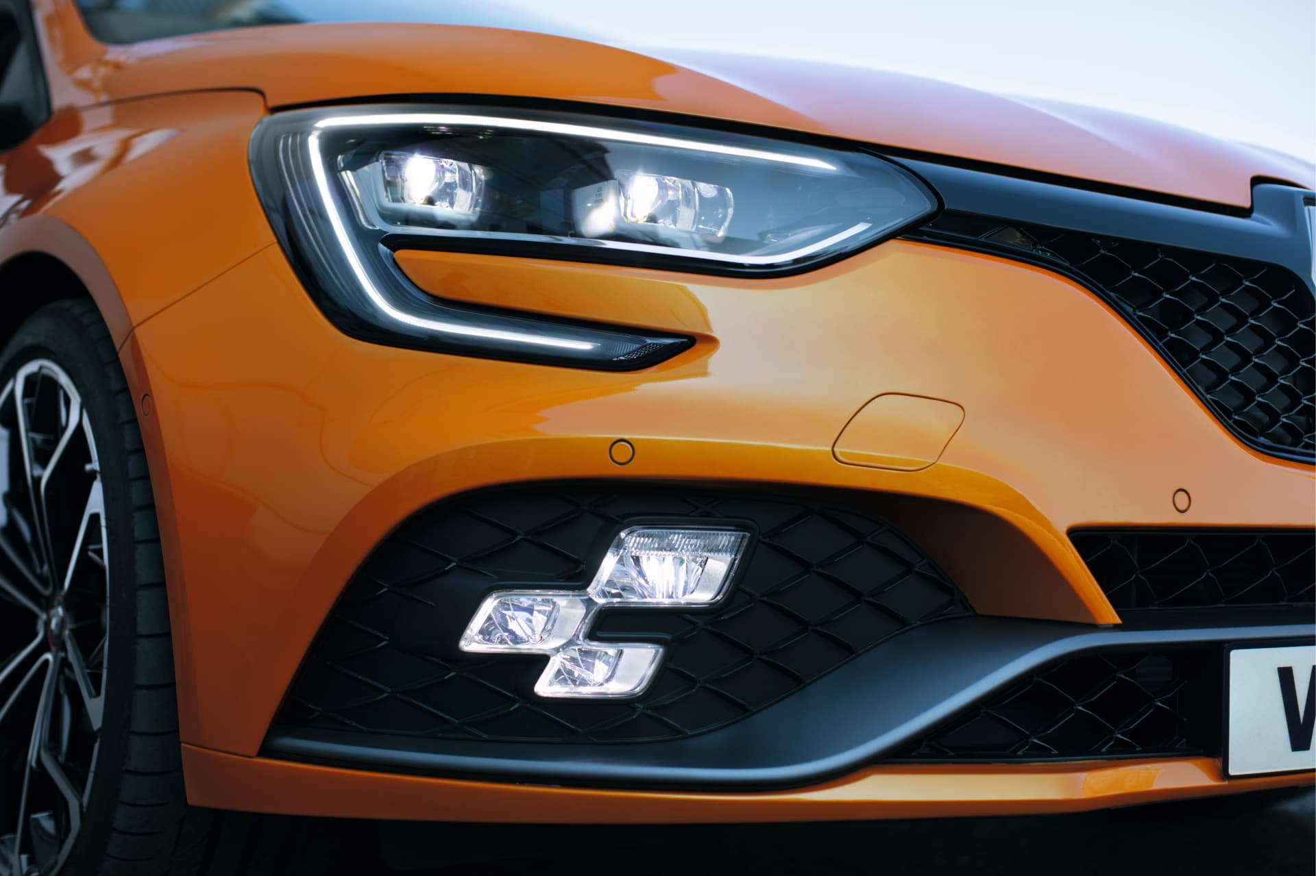 Vista cercana del frontal del Renault Mégane destacando su diseño de faros