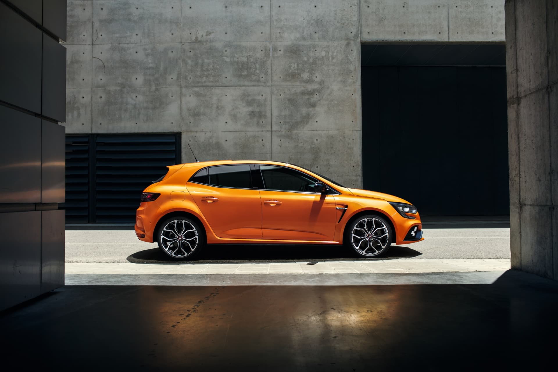 Renault Mégane mostrando su dinámico perfil lateral.