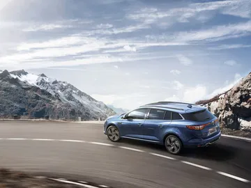 Vista lateral del Renault Mégane con paisaje montañoso de fondo