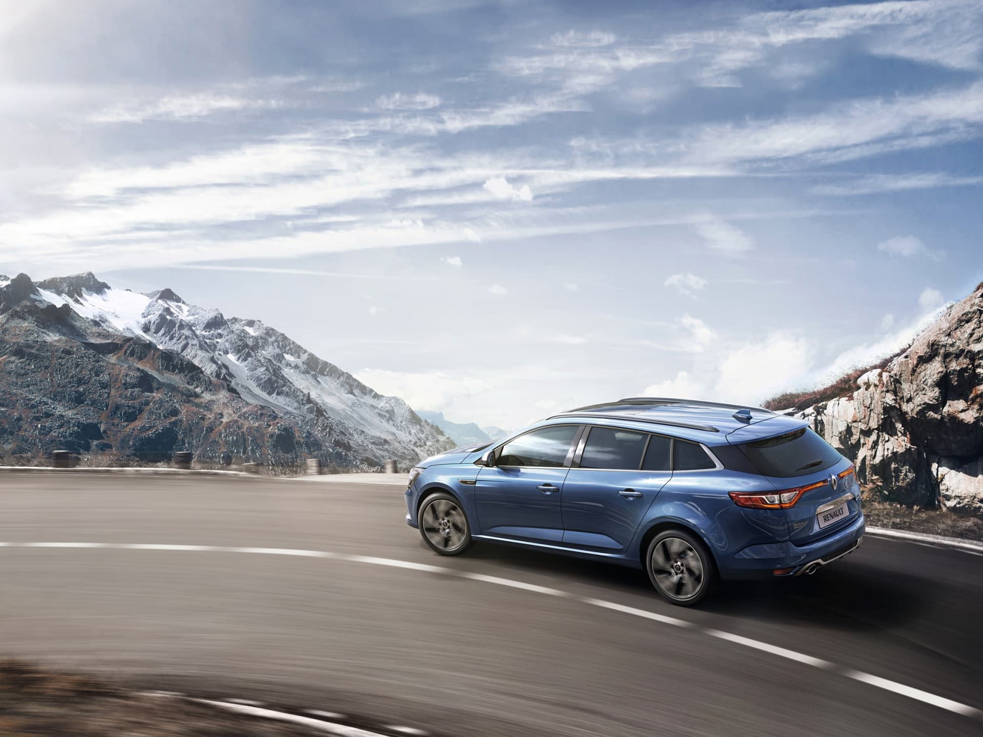 Vista lateral del Renault Mégane con paisaje montañoso de fondo