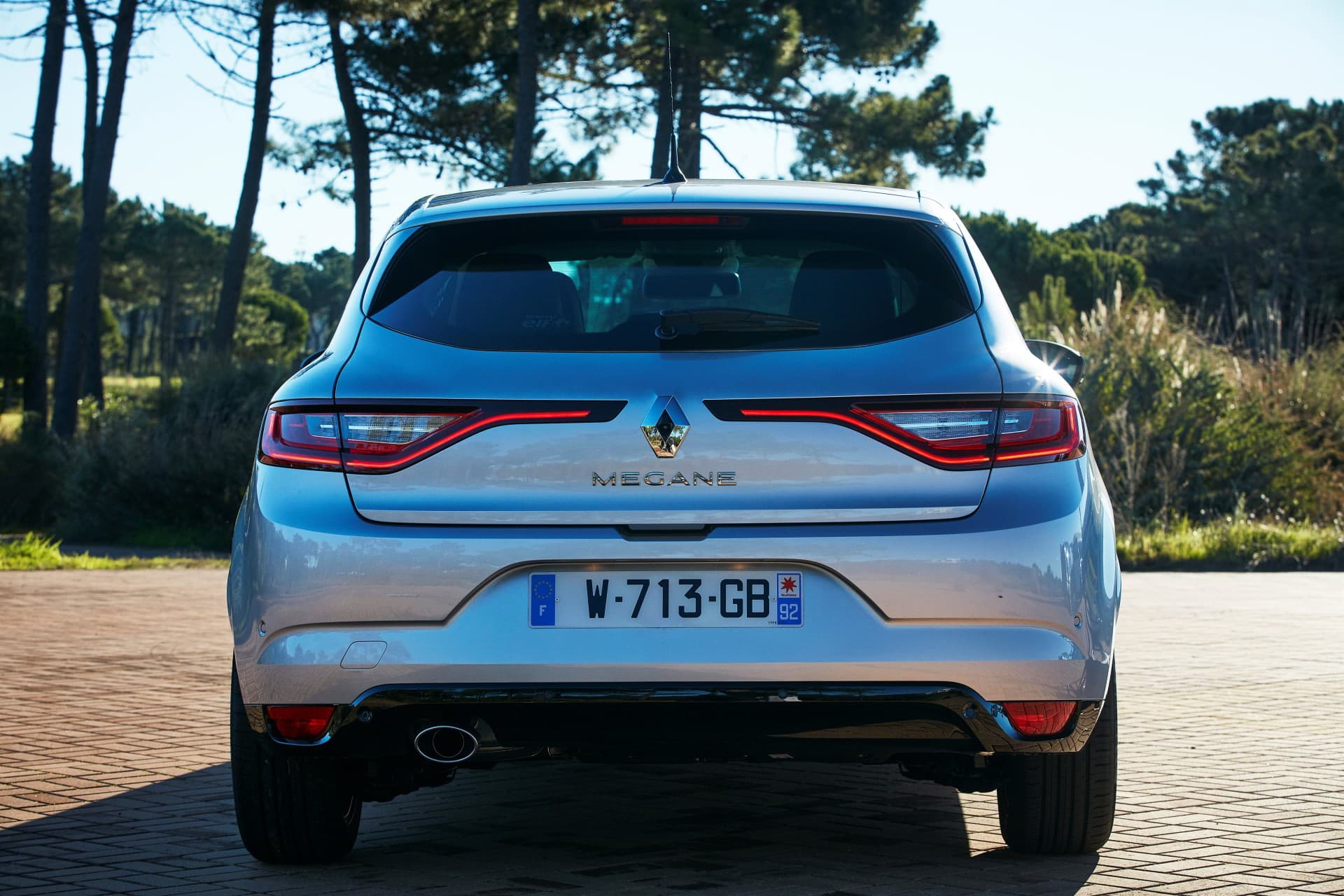 Vista trasera del Renault Mégane destacando sus líneas y diseño de iluminación.