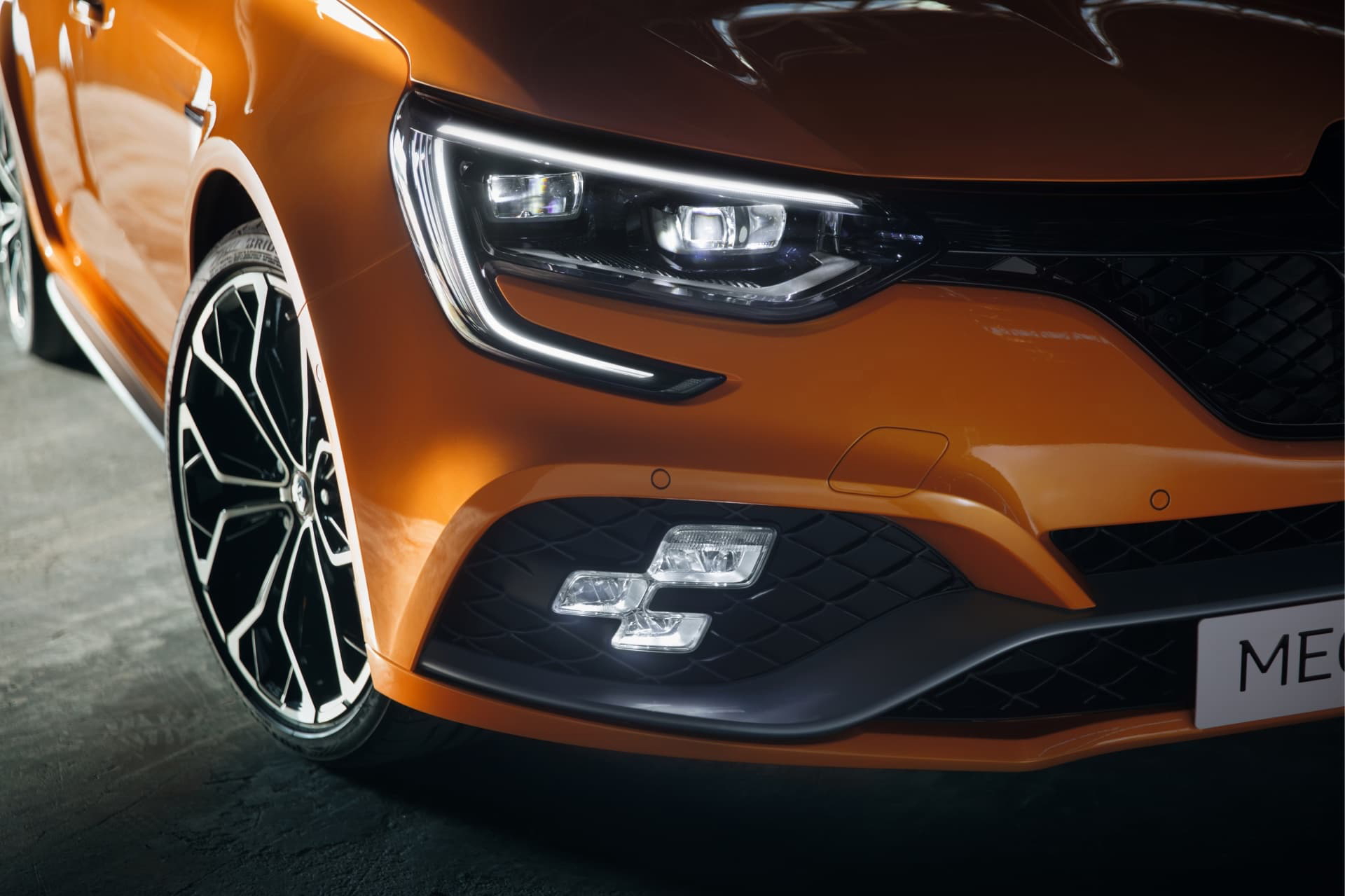 Renault Mégane en movimiento mostrando su frente y perfil izquierdo.