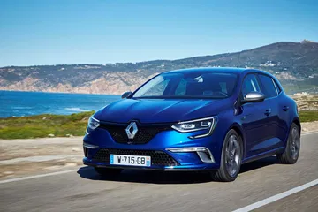 Vista dinámica del Renault Mégane con el mar de fondo.