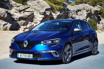 Vista angular del Renault Mégane mostrando su diseño frontal y lateral.