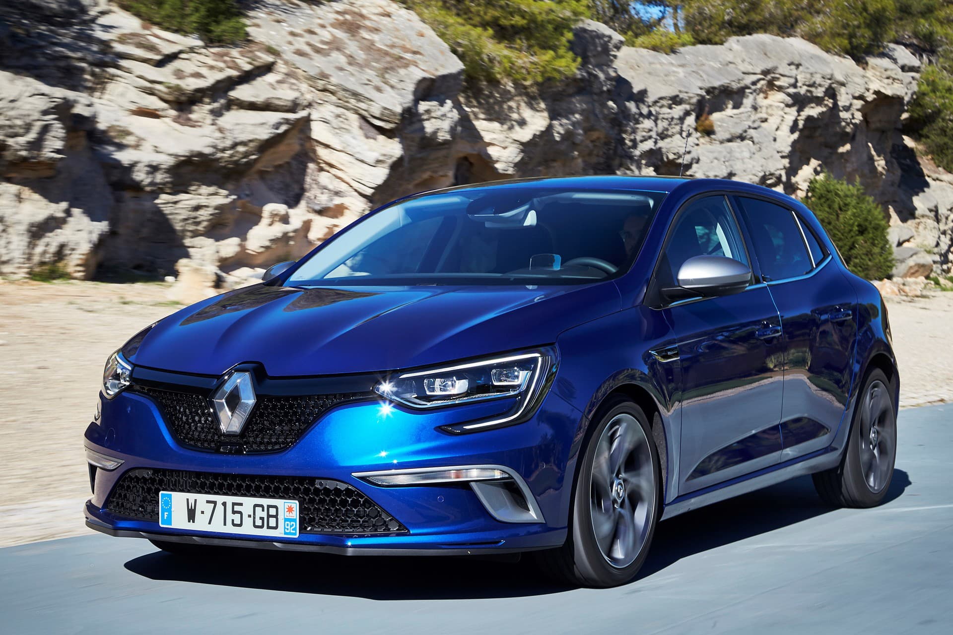 Vista angular del Renault Mégane mostrando su diseño frontal y lateral.