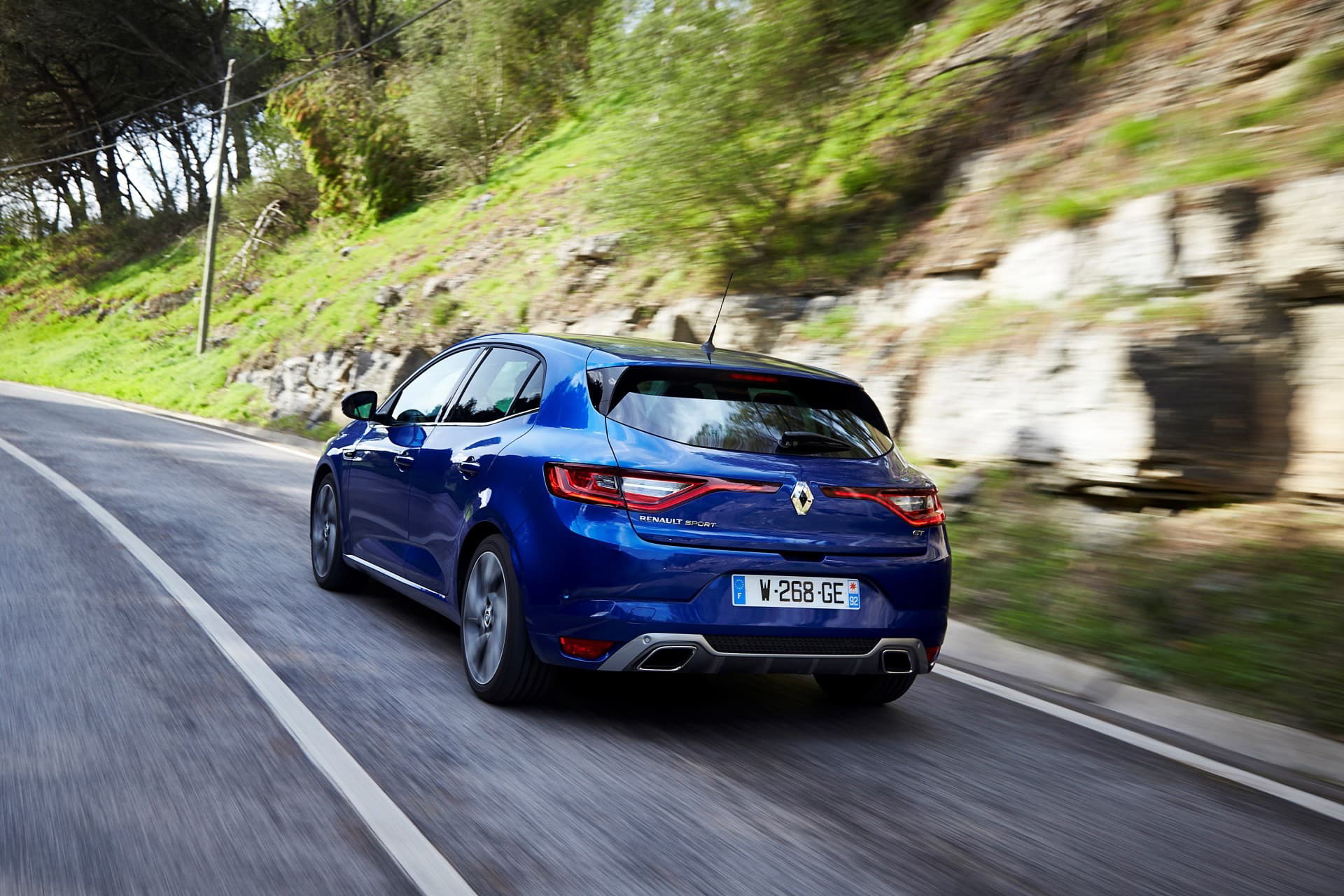 Vista dinámica lateral del Renault Mégane en carretera
