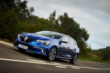 Vista dinámica lateral del Renault Mégane en movimiento