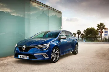 Renault Mégane en ángulo que muestra su parte delantera y lateral.