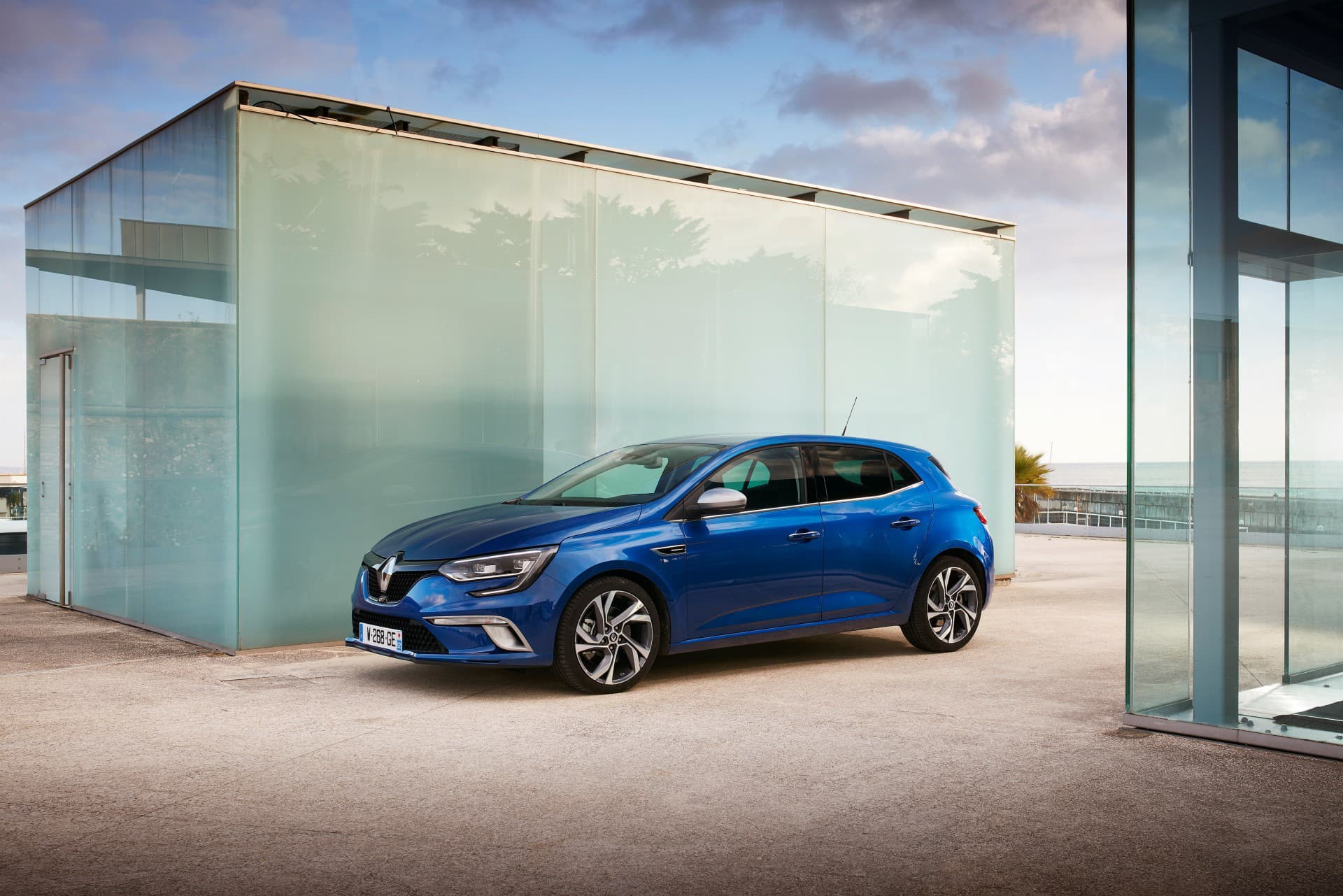 Vista lateral del Renault Mégane mostrando su diseño aerodinámico.