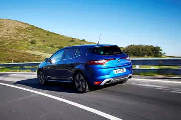 Vista dinámica del Renault Mégane destacando su diseño trasero.