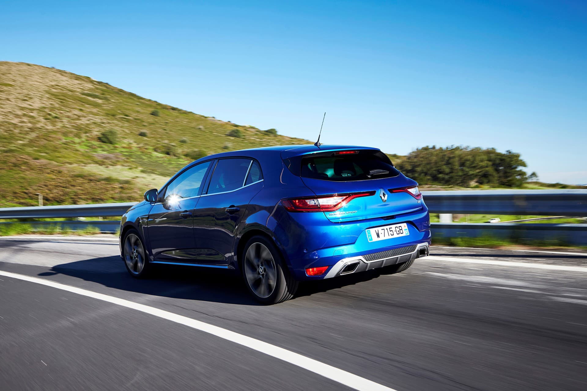 Vista dinámica del Renault Mégane destacando su diseño trasero.