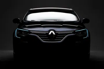 Silueta frontal del Renault Mégane destacando su diseño e iluminación característica.