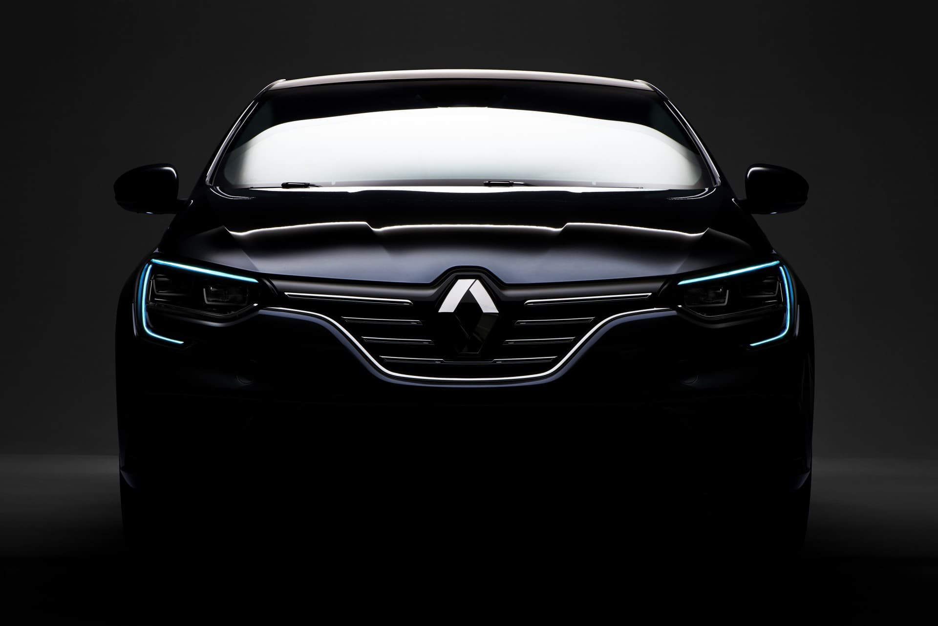 Silueta frontal del Renault Mégane destacando su diseño e iluminación característica.