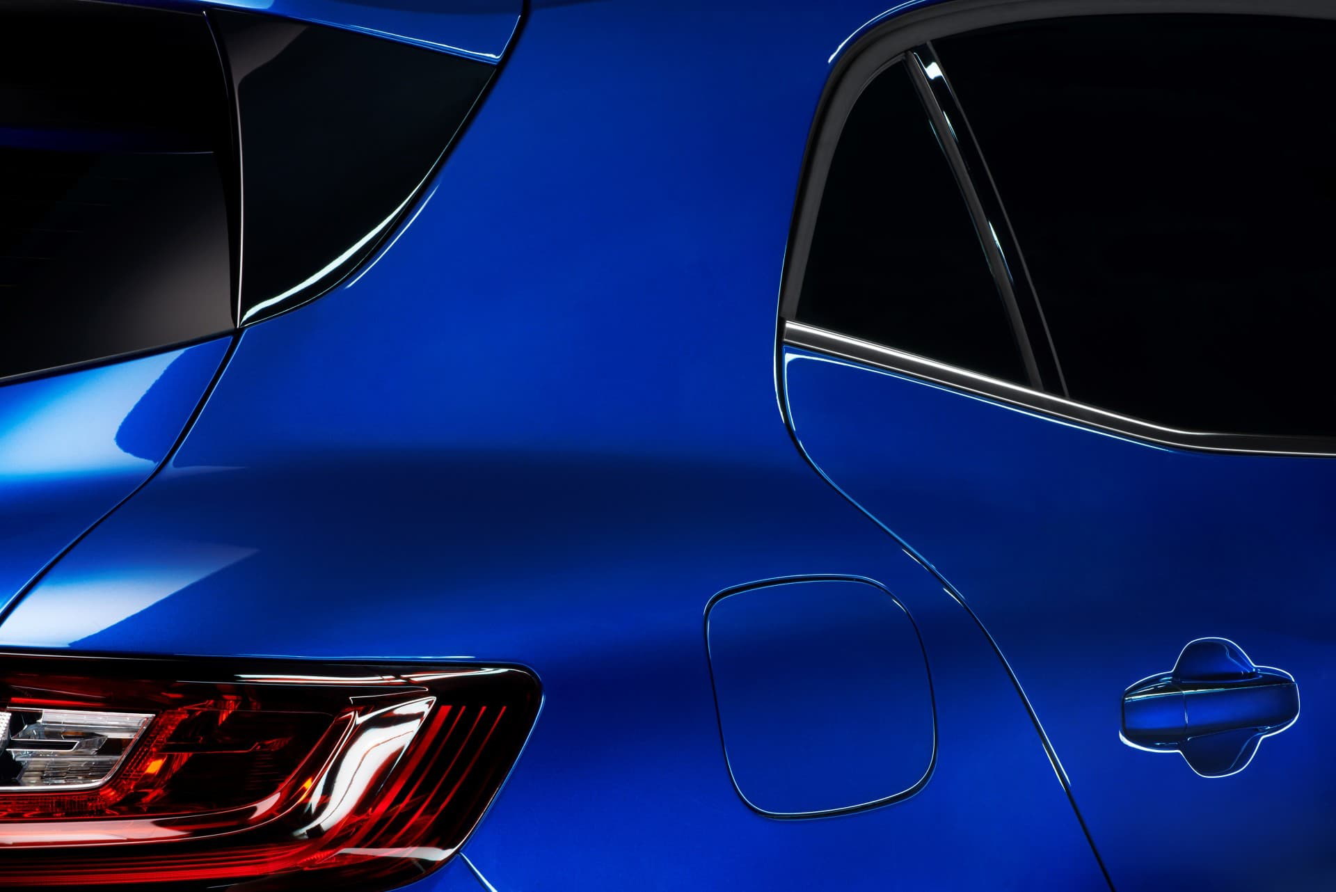 Vista parcial trasera y lateral del Renault Mégane, destacando su diseño de carrocería.